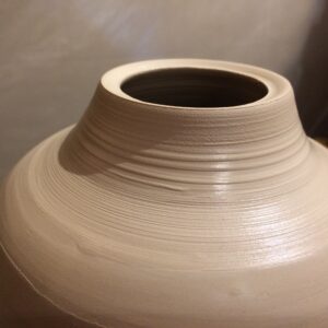 Urnes en grès blanc, fraichement tournées