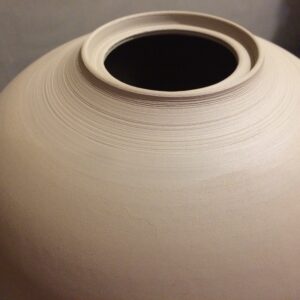 Urnes en grès blanc, fraichement tournées