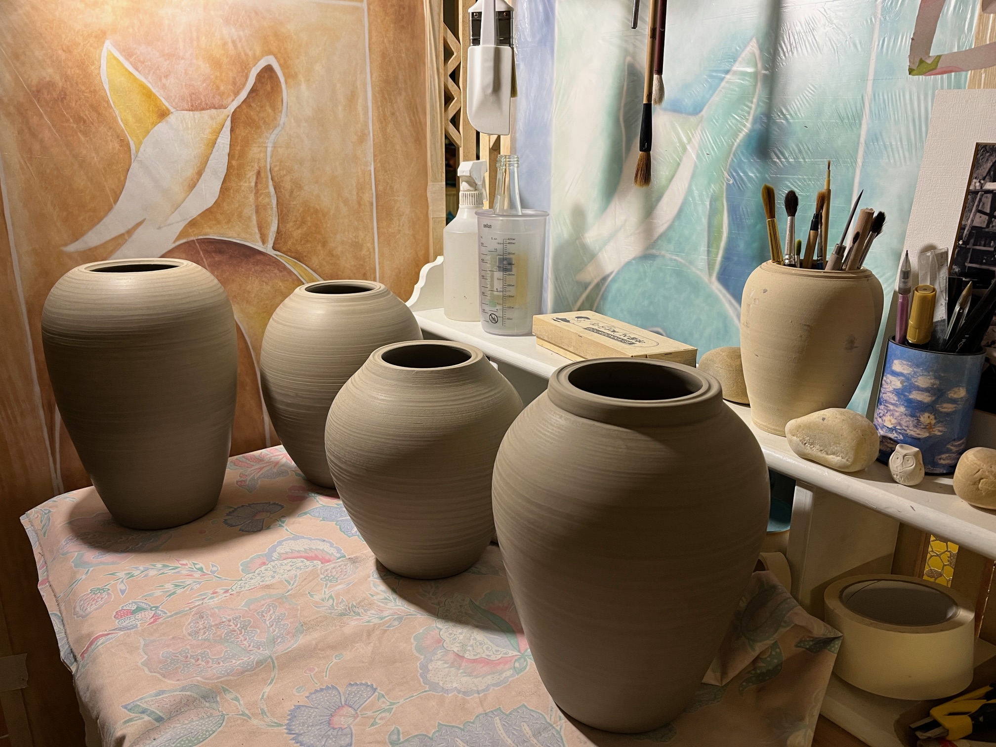 202411 Atelier St Phil (3) les urnes dans mon atelier, quelques jours après tournage