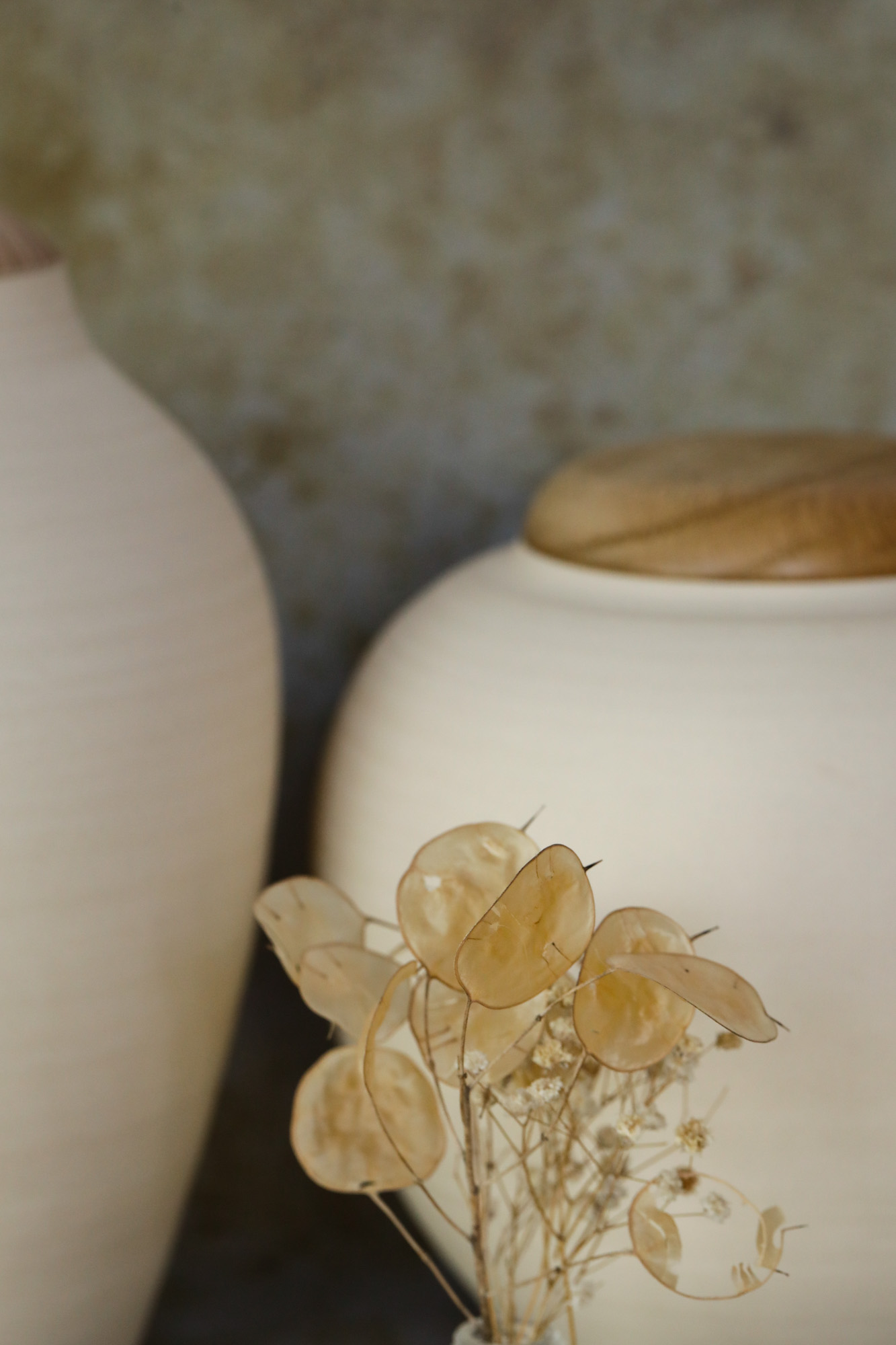 20250128_Photo_Muriel (1) Urne grès blanc et couvercle en bois